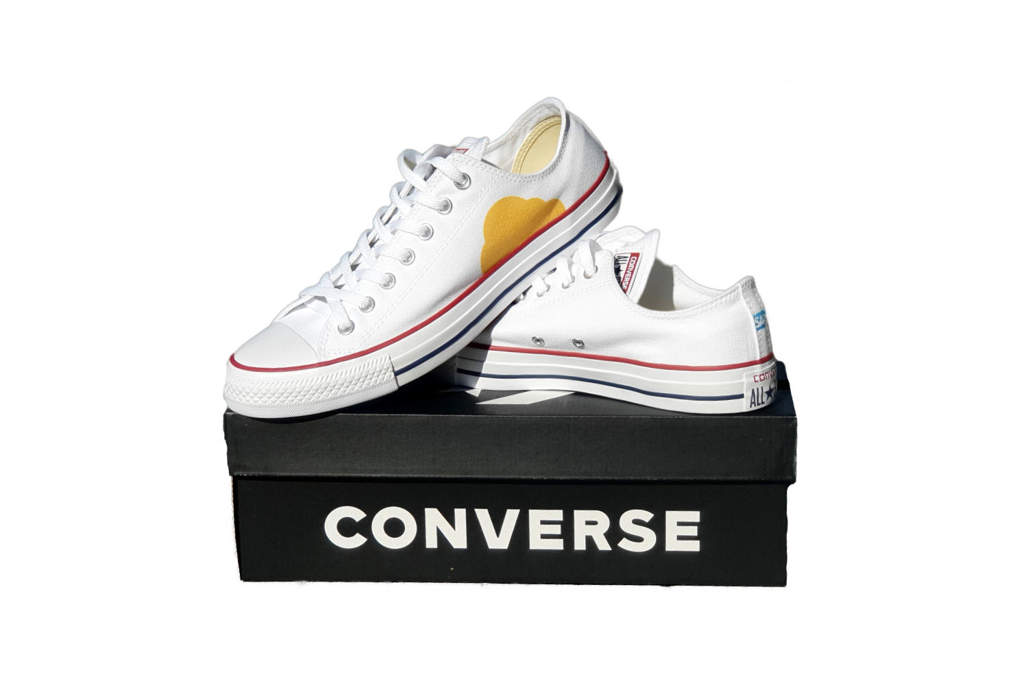 Sneaker Converse Low Profil auf einem schwarzen Schuhkarton mit der Aufschritt Converse